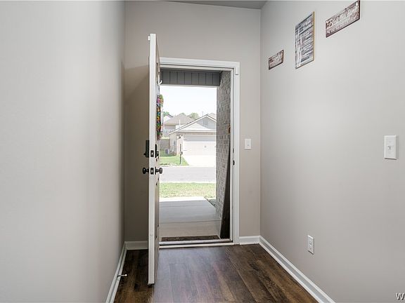 5th image of 415 Center Field Dr