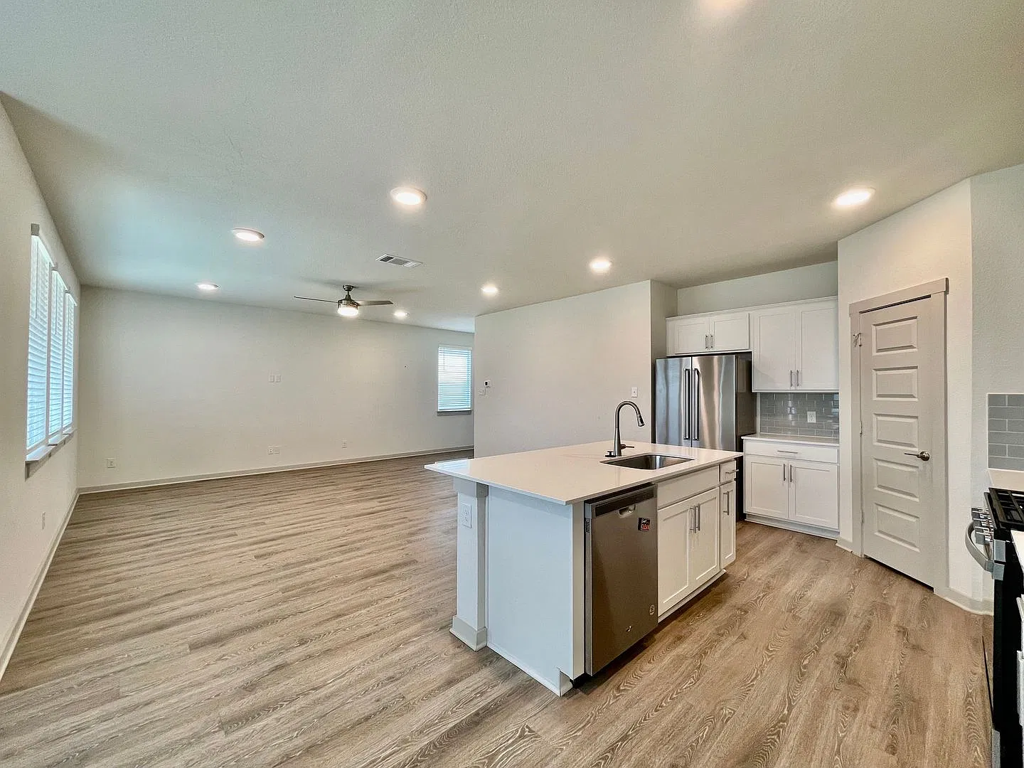 Spacious - Like New - 4 Bedrooms - Versatile! — Photo 3