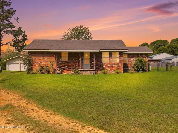 1046 McGregor St S, Wiggins, MS 39577