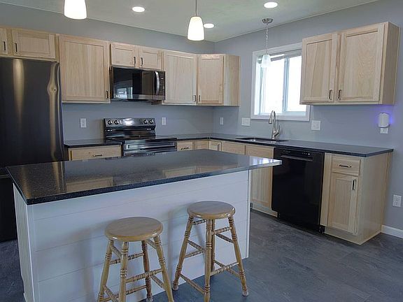 3rd image of 912 Trojan Ave