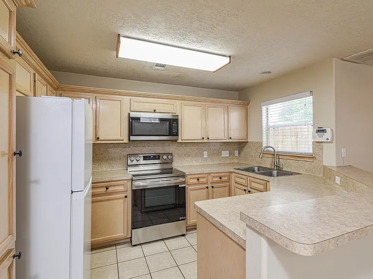 213 Foster St — Photo 7