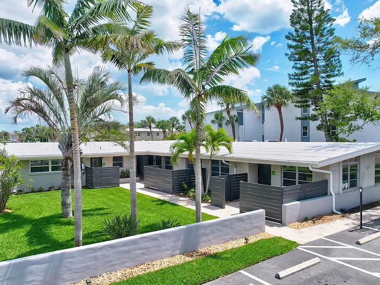 325 Capri Blvd — Photo 1