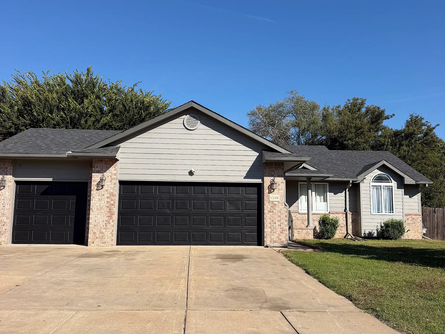 4 bed, 2553 sqft, $2,100 — Photo 1
