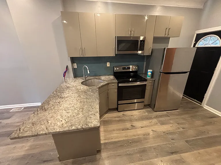 1717 Fontain St — Photo 3