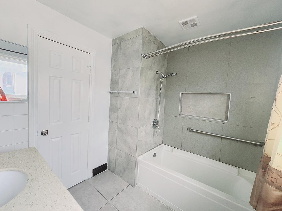 Upstairs Full Bathroom