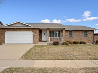 4526 Camelot Dr, Dubuque, IA 52002