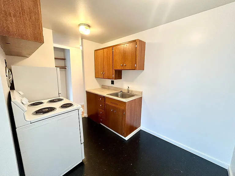 Escolier Apartments — Photo 28