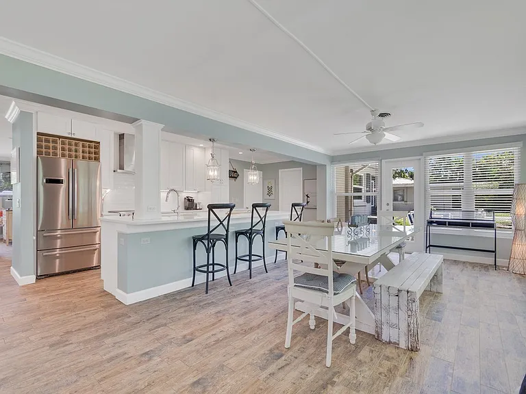 706 Iris Ln — Photo 10