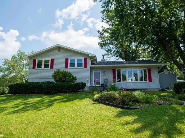 213 Thomas Dr, Marshalltown, IA 50158