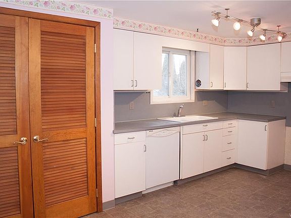 5th image of 62 Sebring Dr