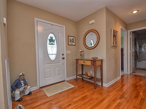 4th image of 160 Jenny Ln
