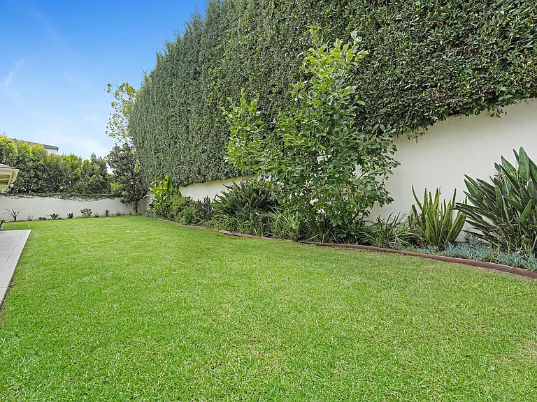 555 Amalfi Dr — Photo 34