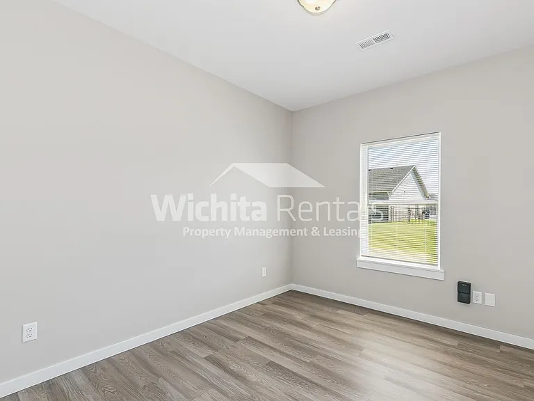 5146 Honeylocust St — Photo 12