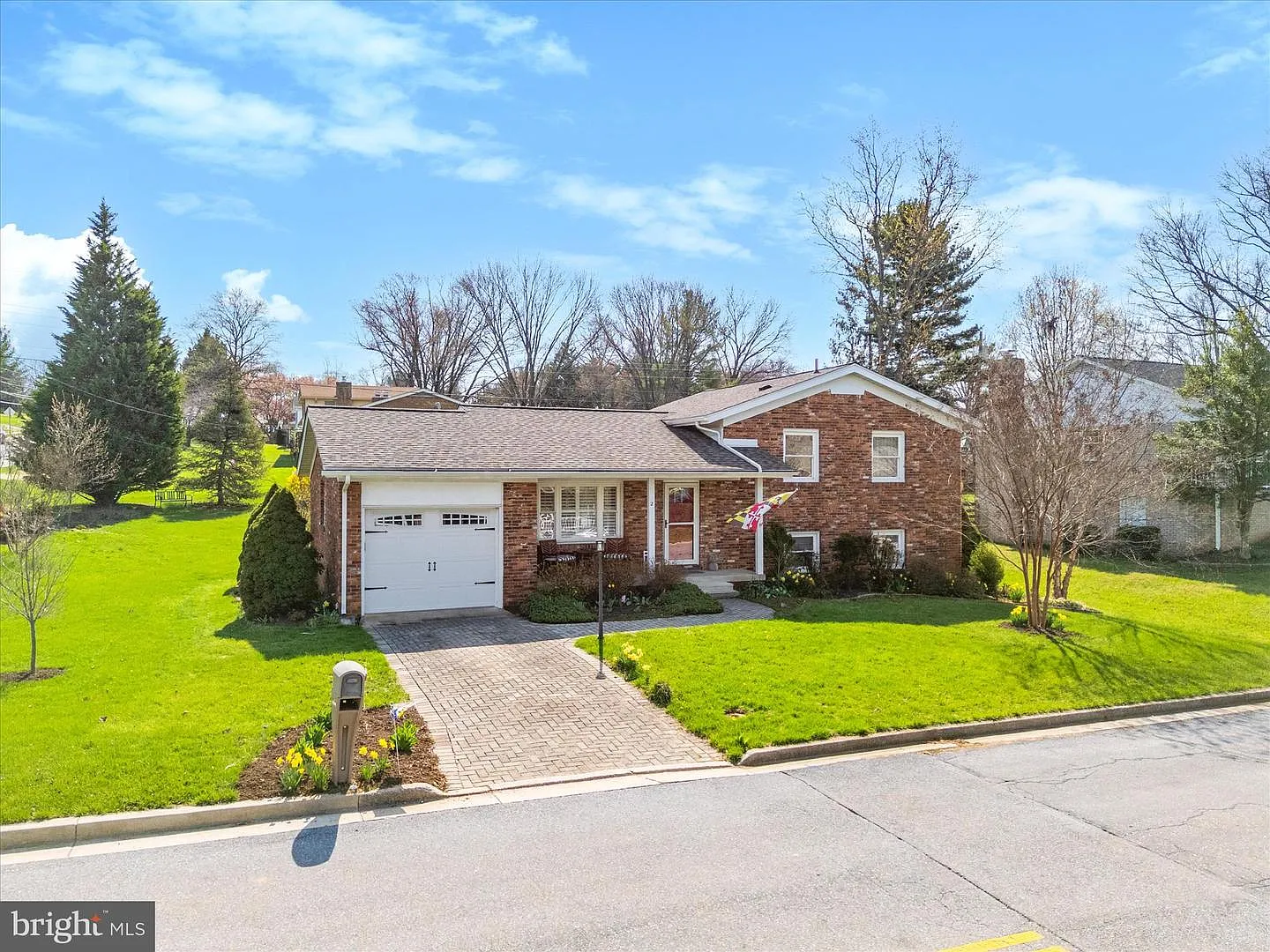 2 Lombardy Dr photo 1