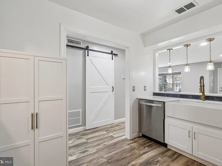 165 Wyndham Pl — Photo 12