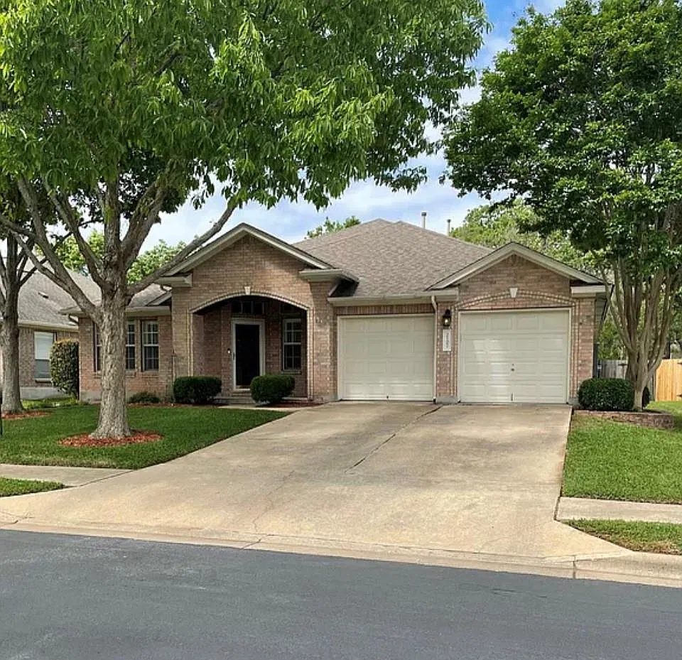 4 bed, 2.5 bath, 2718 sqft, $2,695 — Photo 2