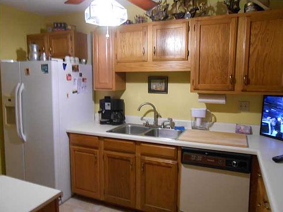 3rd image of 2 Summer Oaks Dr