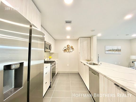 5th image of 1534 Brockton Ave #307