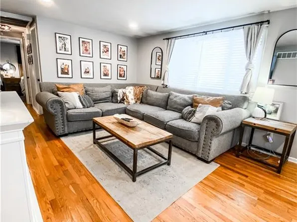 411 NW 71st St, Kansas City, MO 64118