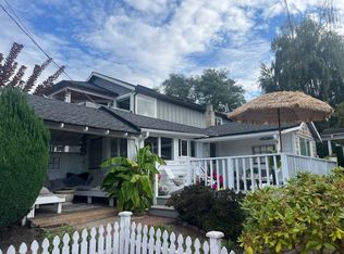 932 Habgood St, White Rock, BC V4B 4W6