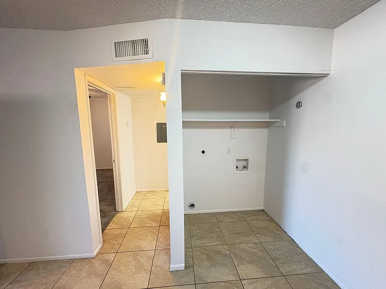 2931 E Beck Ln — Photo 4