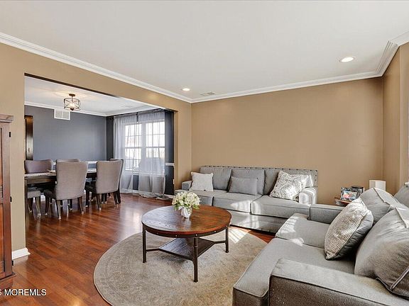 5th image of 90 Evesboro Lane