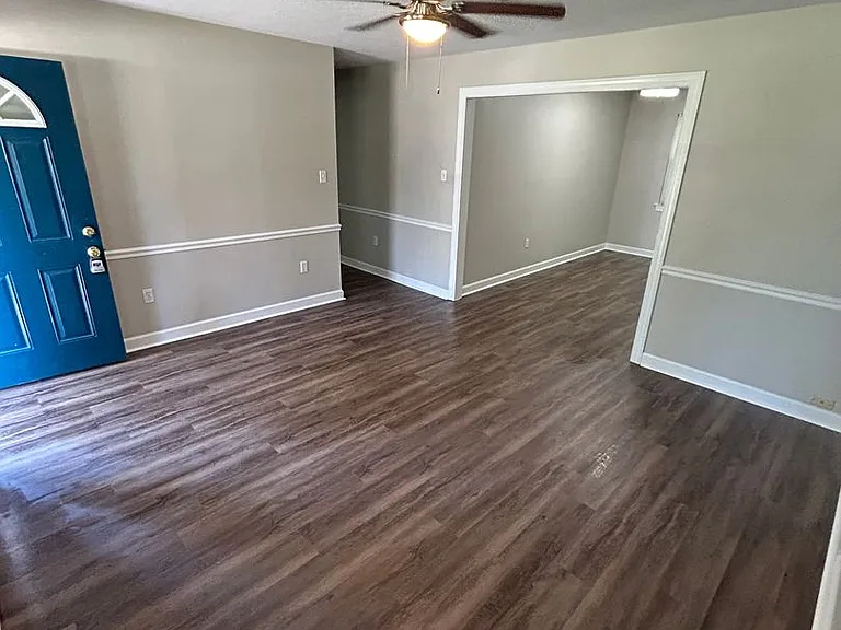1747 Kings Way — Photo 2