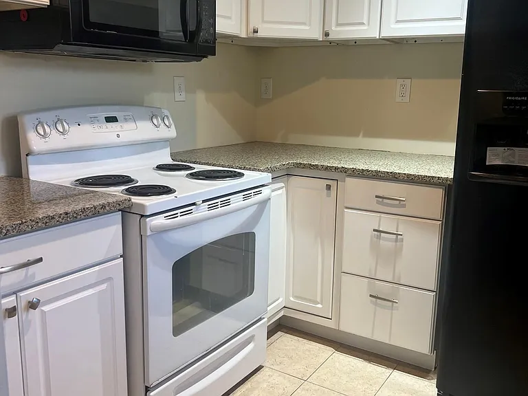 2233 Summit St #B — Photo 4