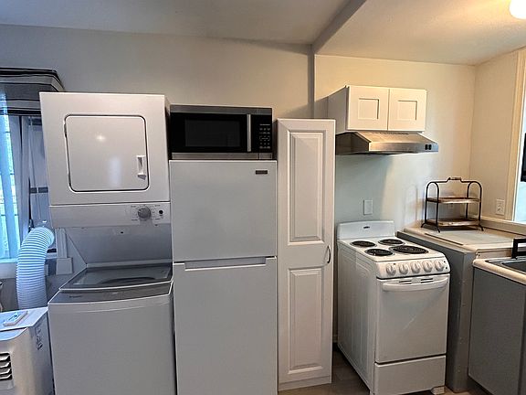 Washer/Dryer, Refrigerator, Stove, Microwave, Sink