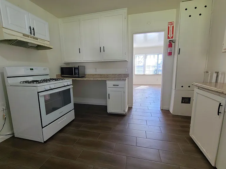 686 Courtland Dr — Photo 7