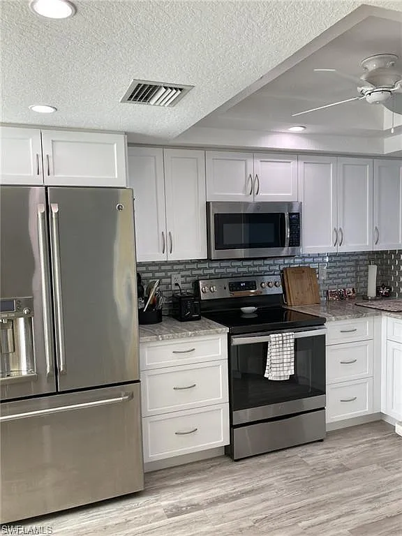 2 bed, 2.0 bath, 983 sqft, $4,000 — Photo 2