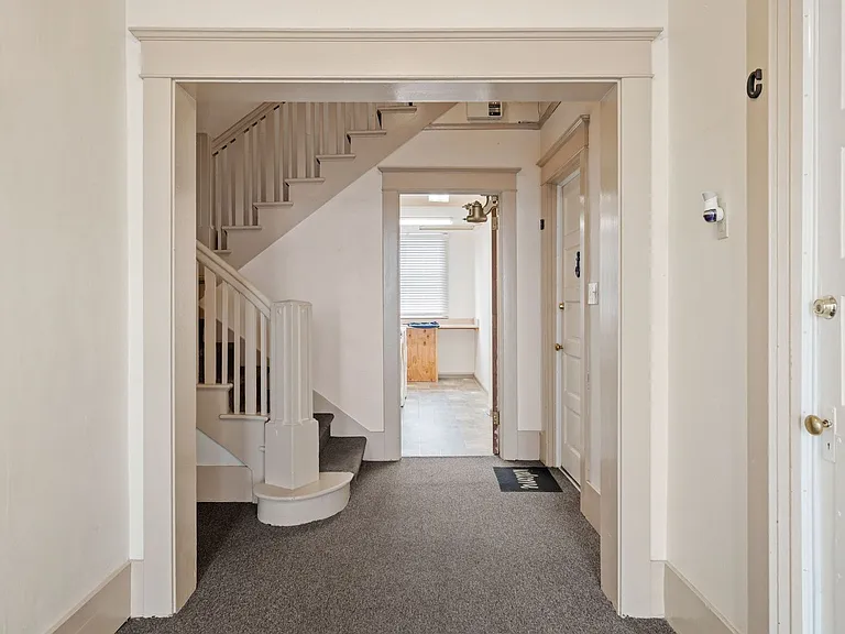 207 Chester Ave — Photo 18