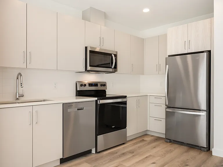 2762 Lonsdale Ave — Photo 53