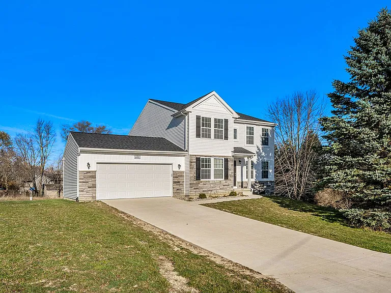 1597 Carolyn Dr — Photo 2