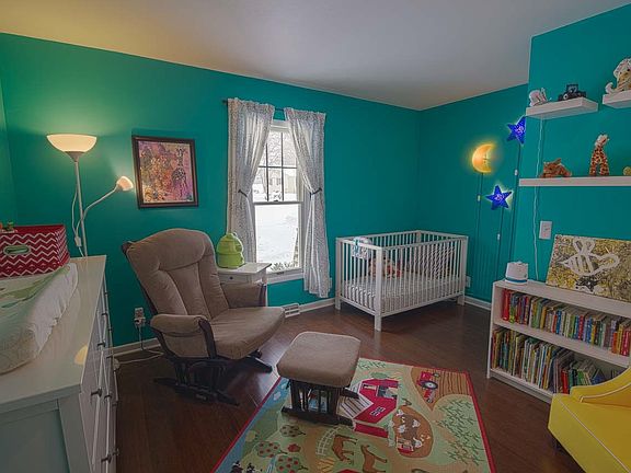5th image of 566 S Hillcrest Dr