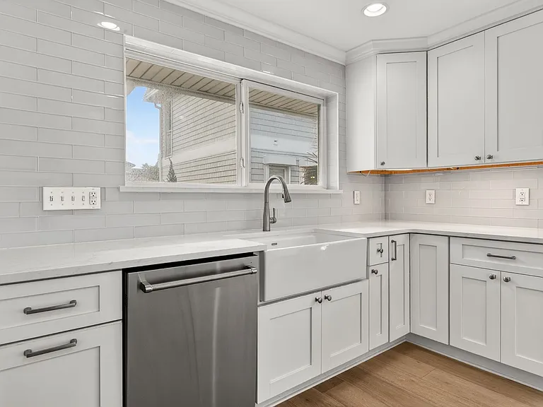 1766 Beach Ave — Photo 20