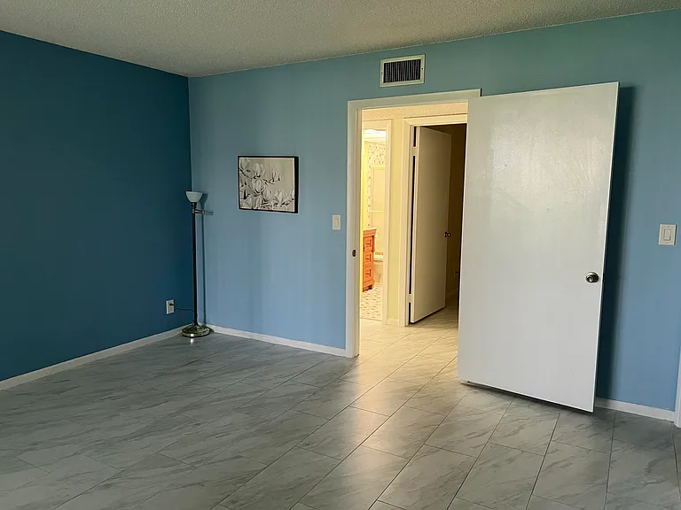 5220 Las Verdes Cir #101 — Photo 14