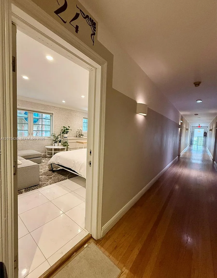 260 Euclid Condo — Photo 3