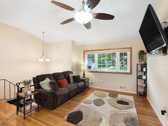 3rd image of 35 Saint Marys Dr
