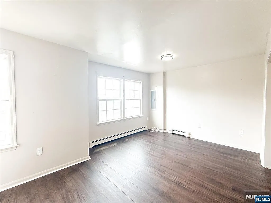 3 bed, 1.0 bath, $2,400 — Photo 2