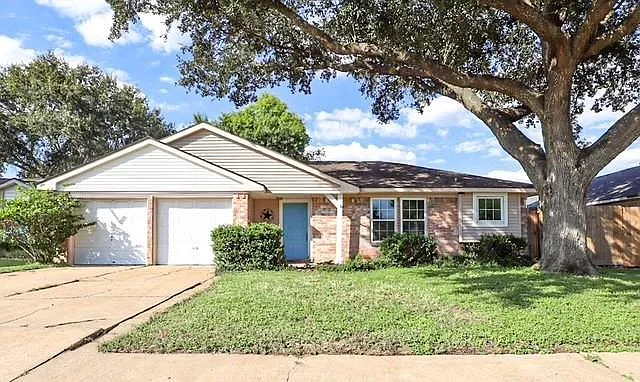 4 bed, 2.0 bath, 2213 sqft, $2,400 — Photo 1