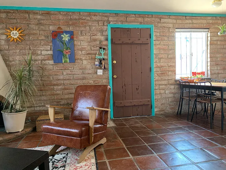 1150 E Winnie Pl — Photo 2