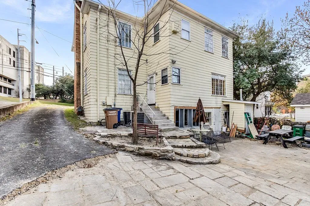 6 bed, 1932 sqft, $6,800 — Photo 2