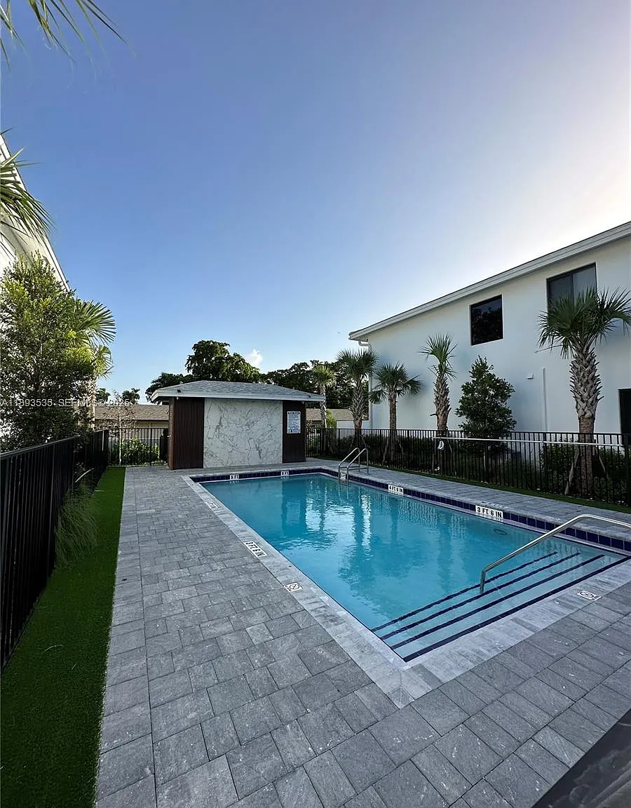 4 bed, 2.5 bath, 2012 sqft, $4,700 — Photo 2