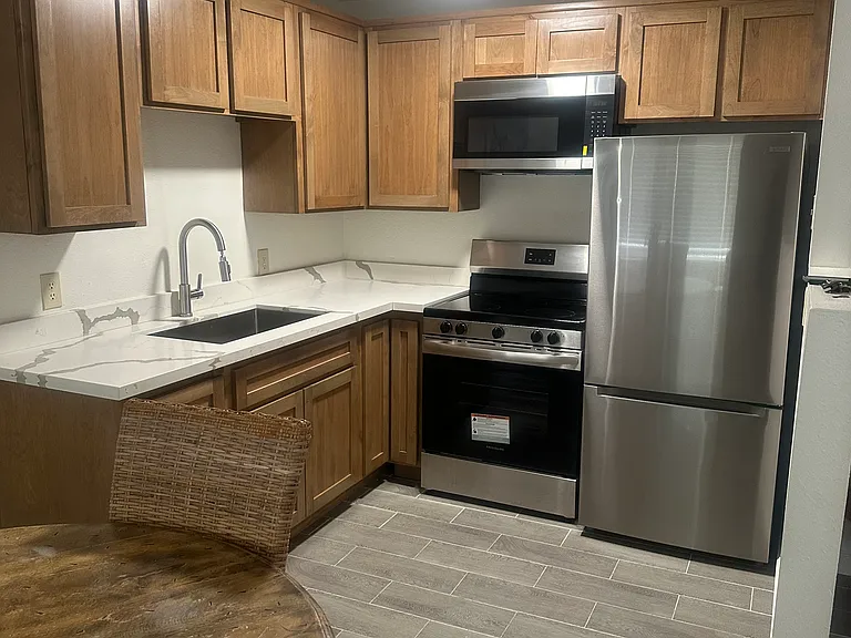 2425 W 12th St #3 — Photo 5