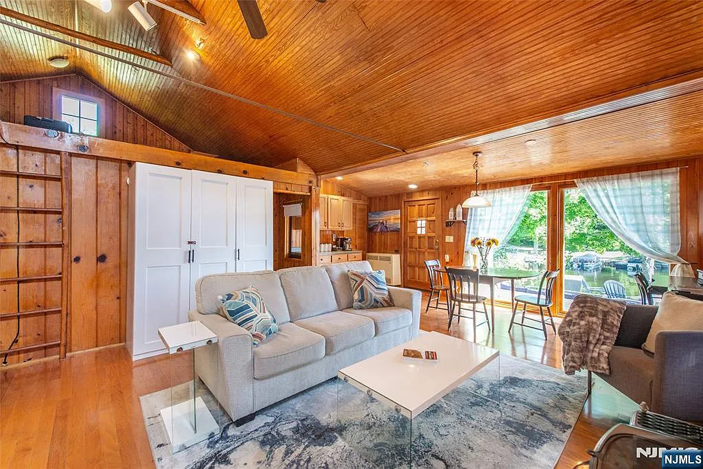 2 bed, 1.0 bath, $2,850 — Photo 3