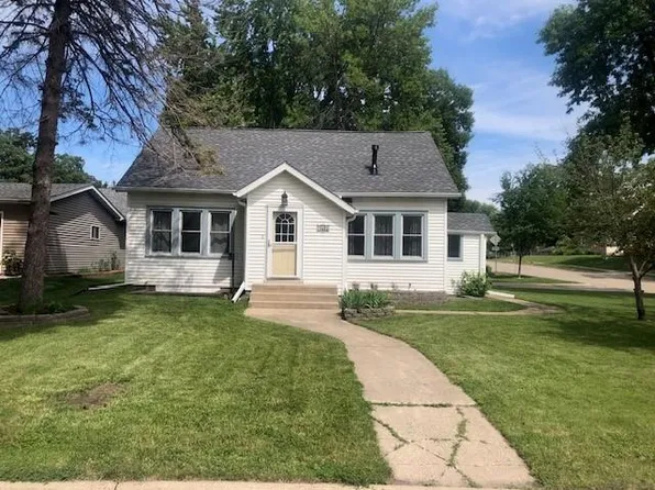 743 Grove St SW, Hutchinson, MN 55350