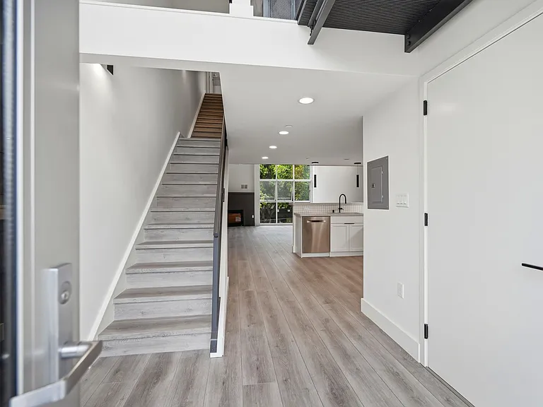 300 Linden St #3 — Photo 12