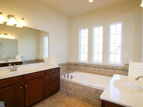 3rd image of 82 Orchard Ln