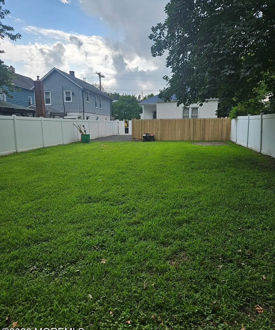3 bed, 996 sqft, $3,900 — Photo 2